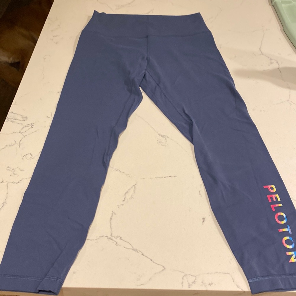 Size 8 align leggings with peloton logo on the calve ankle length